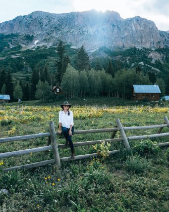 Madewell White Tie Front Button down, Woolrich Felt Hat & Frye Boots